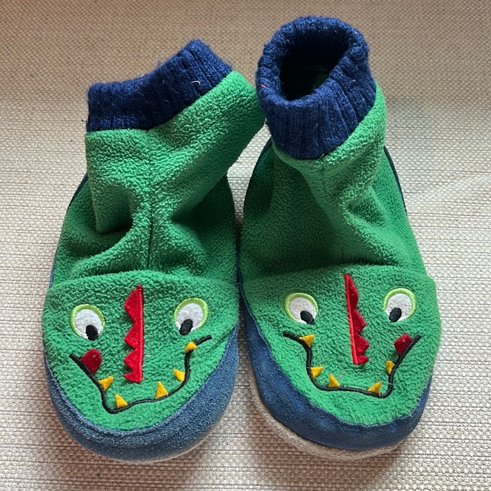 Adorable Hannah Anderson Dragon slippers size 13/1